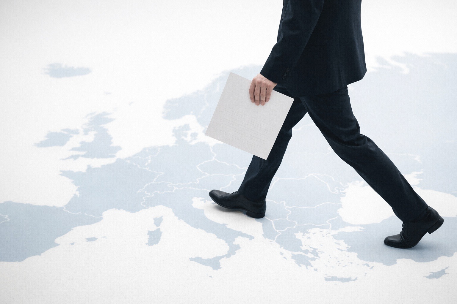 Persona caminando sobre un mapa de Europa con un documento en la mano, en relación con la Unión Europea y traducción jurada
